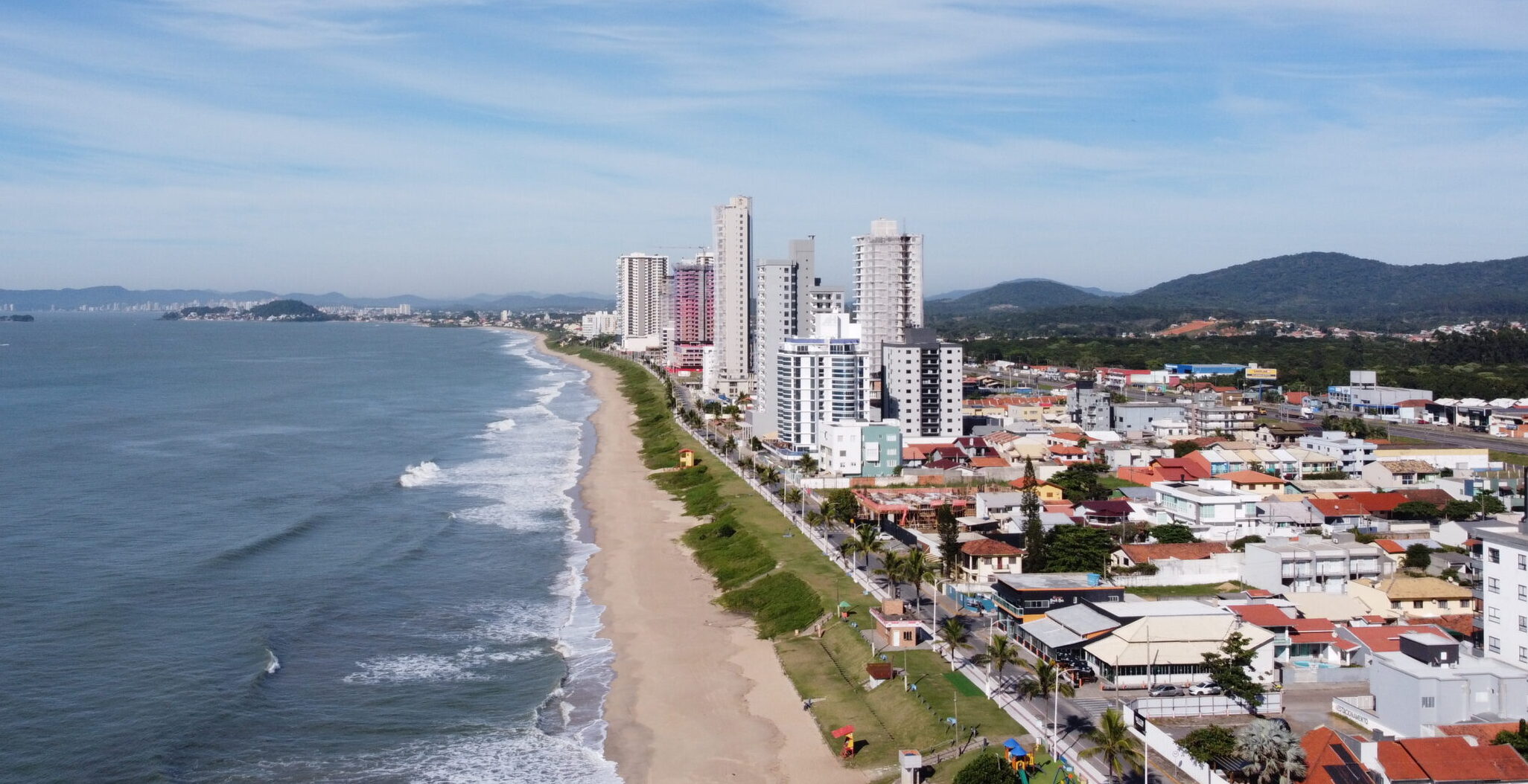 Vista aérea dos prédios e da orla do bairro Tabuleiro, Barra Velha, em maio de 2026